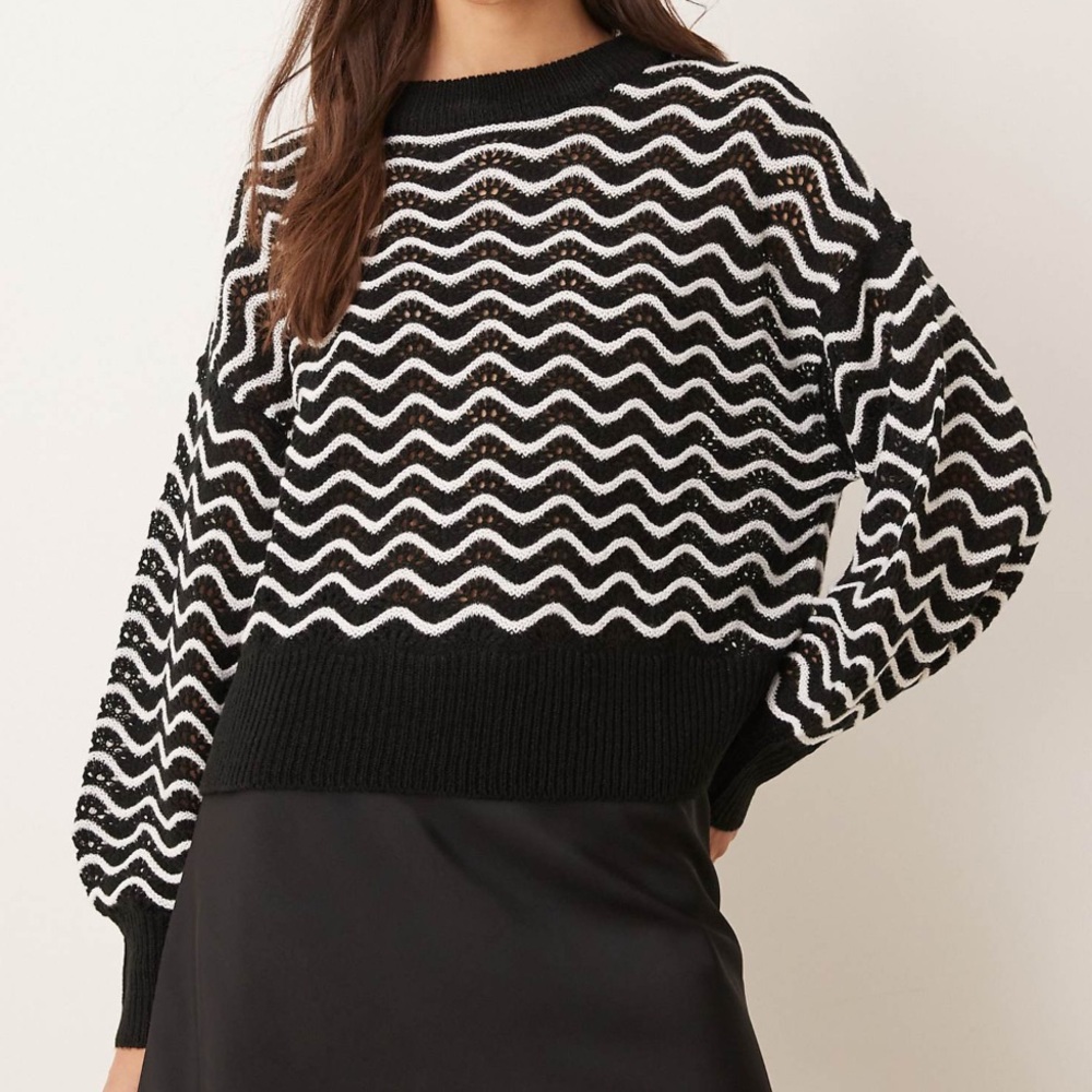 Black and White Wave Pattern Sweater